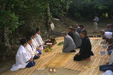 (司が祈願前に神事総代から挨拶を受ける様子)