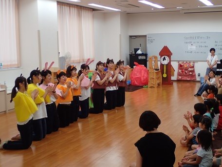 桐原ゼミ生によるオペレッタの様子1