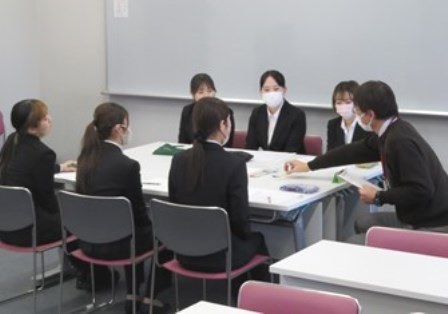 学生たちがグループディスカッションを行っている様子