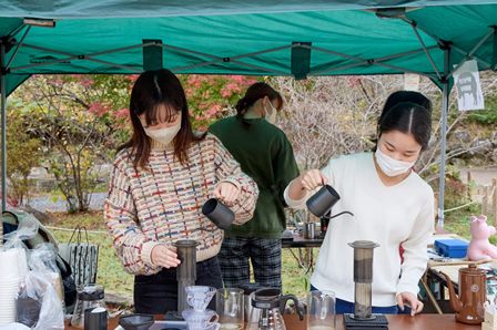 コーヒーを淹れている学生