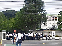 横浜　試験の朝の会場前