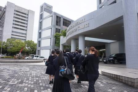 私立日ノ本学園高等学校の生徒がキャンパスを見学の様子2