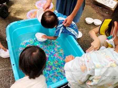 ボールすくいをする子どもたち