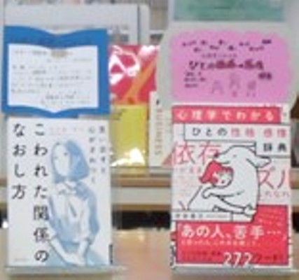 紹介図書の案内作成の様子2