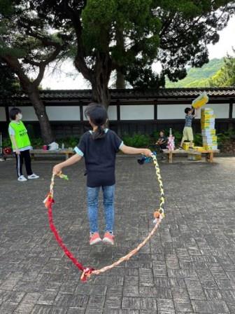 ロープで縄跳び