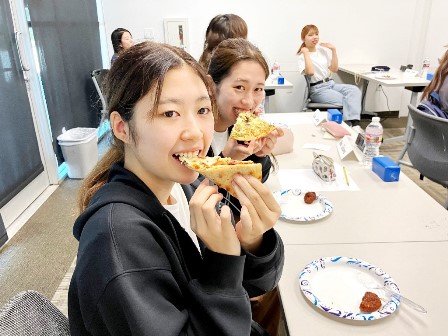 ピザを食べる学生